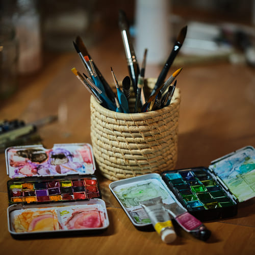 pinceaux-palette-aquarelle Pinceaux avec palette aquarelle